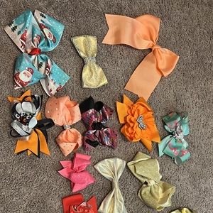 19 piece bow bundle. Sizes large (6-8 inches)  and small (2 inches)